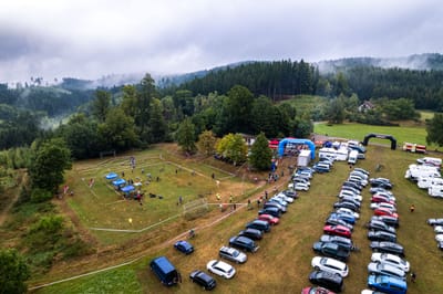 Letecký pohled na závod Strunk Connect Lesák CUP 2025